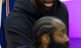 爱游戏平台体验-恩比德从后方主动拉住哈登示好：我知道你生气 但我还是要打招呼