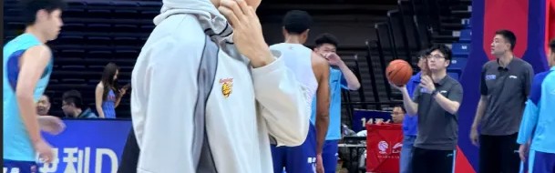 爱游戏游戏平台-广东队记：张皓嘉膝盖发炎，将缺席对阵青岛的比赛