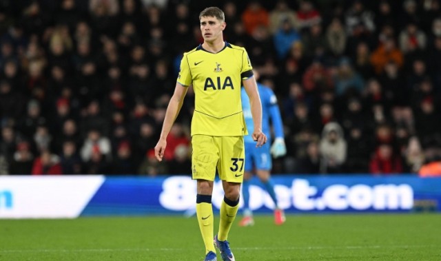 爱游戏娱乐-欧冠将战法兰克福，记者：范德芬和波罗今日都缺席了热刺训练