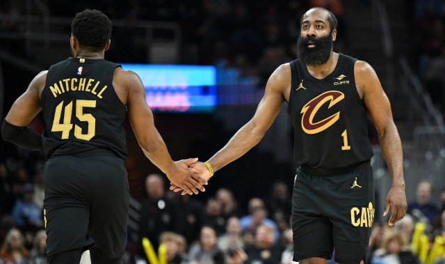 AYX GAMES-仙人指路！哈登送长传 米切尔接球快下轻松挑篮打进